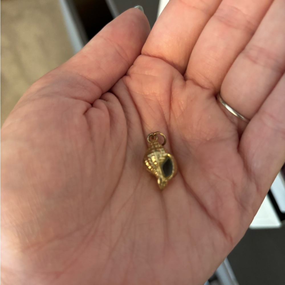 Gold Shell Pendant - Picture 2 of 2